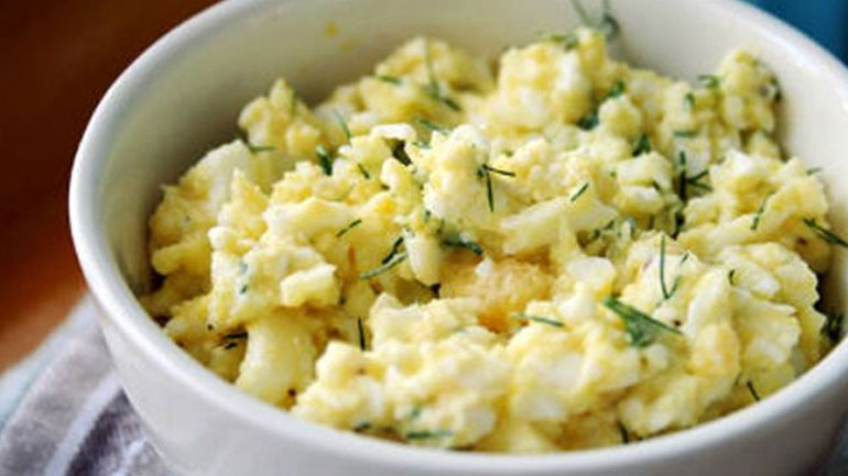 Πασχαλινή αβγοσαλάτα για το γιορτινό τραπέζι Πασχαλινή αβγοσαλάτα για το γιορτινό τραπέζι